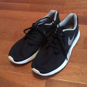 ✨BARELY WORN✨size 11 back Nike running shoes